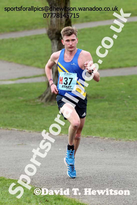 Derek Hawkins (Leeds) 7th leg of the senior mens 12 stage relay, 2014 Northern 12 and 6 Stage Relays, Heaton Park Manchester. Photo: David T. Hewitson/Sports for All Pics